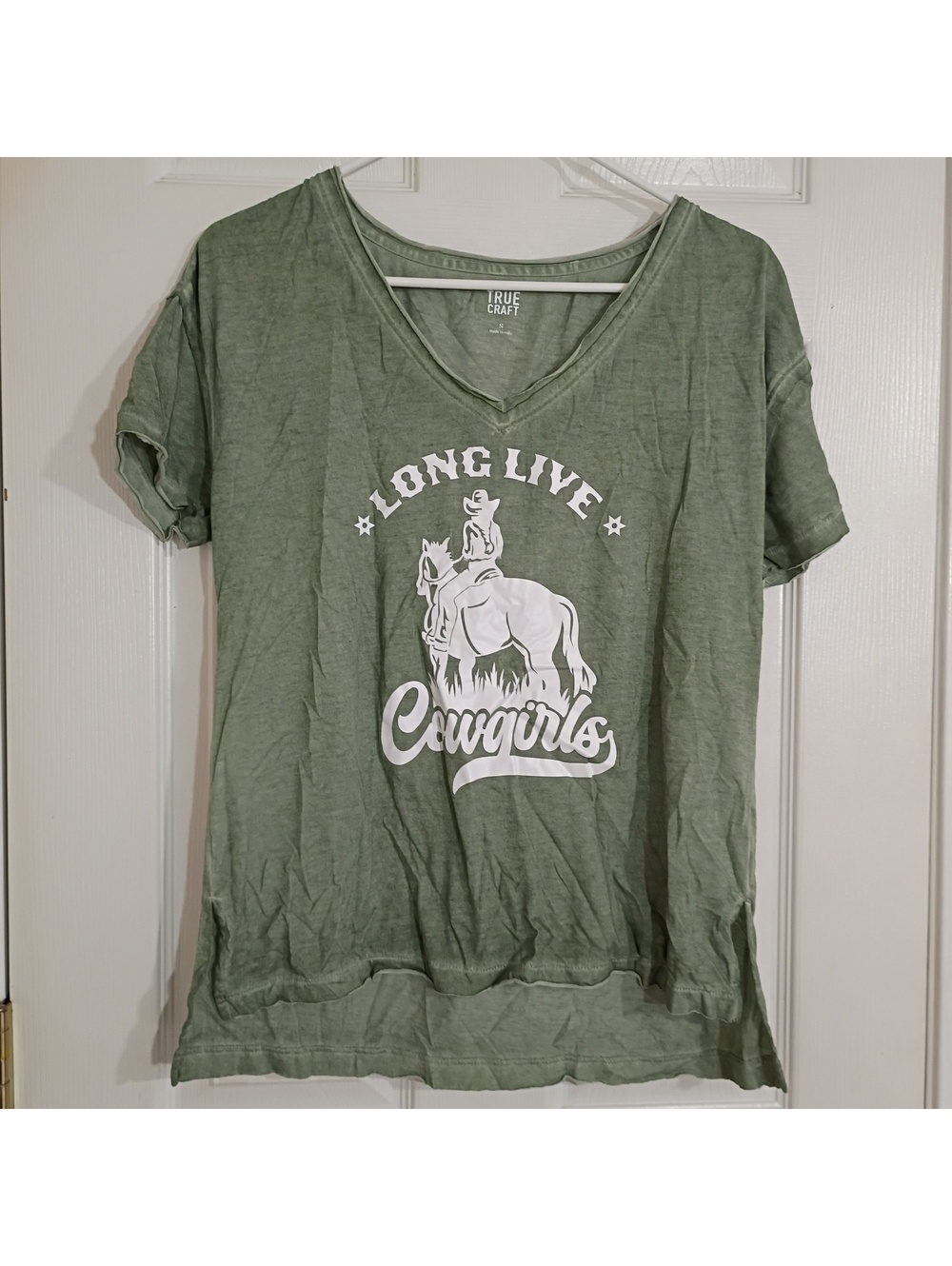 True Craft Women's Green 'Long Live Cowgirls' V-Neck T-Shirt Size Small